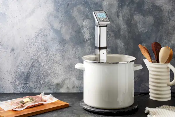 Der All-Clad Sous Vide Professional Zirkulator wird in der Nähe eines Standes ausgestellt