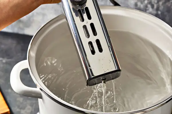 Der All-Clad Sous Vide Professional Zirkulator wird an einem Topf mit Wasser getestet