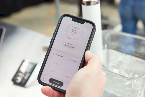 In der Hand gehaltenes Telefon, auf dem die Breville Joule Sous Vide-App angezeigt wird