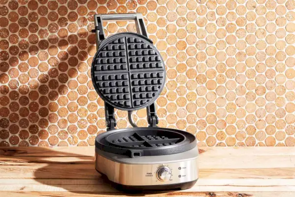 木製カウンターに置かれた Breville No-Mess ワッフル メーカー