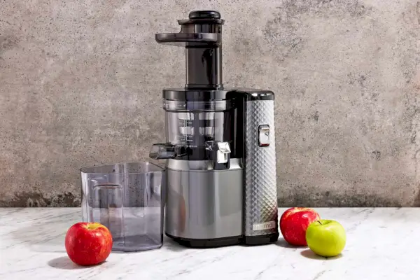 Nama Vitality 5800 J1 Cold Press Juicer vystavený s ovocím na mramorovom pulte