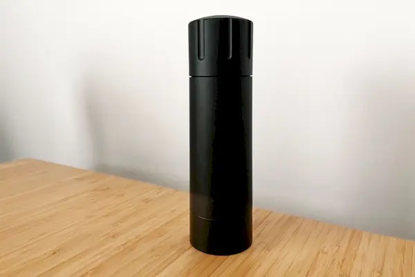 Männkitchen Pepper Cannon umístěný na dřevěný stůl