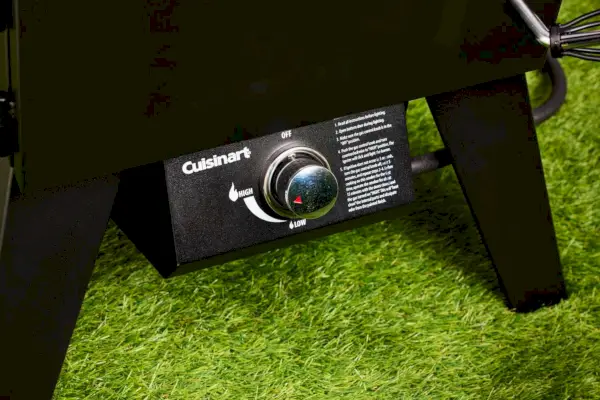 תקריב של החוגה במעשנת Cuisinart COS-244 אנכית פרופאן