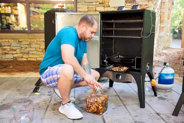 בודק טוען Camp Chef SMV24S כספת עשן 24 אינץ' מעשנת גז אנכית