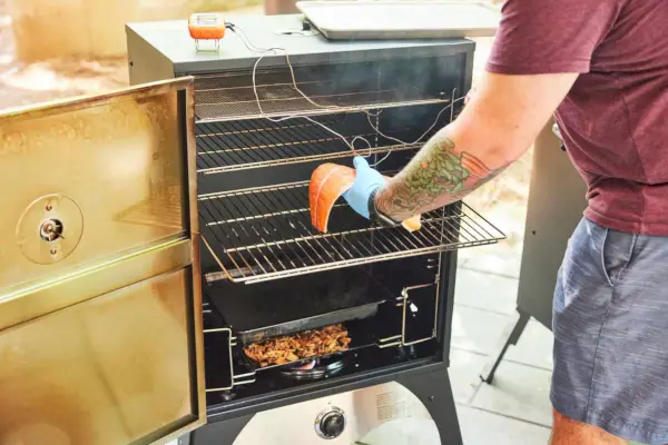סלמון מוטען על ידי בוחן לתוך Camp Chef SMV24S כספת עשן 24 אינץ' כספת גז אנכית