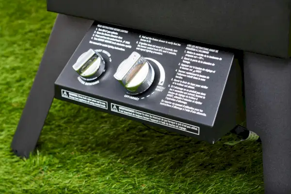 חוגות בקרה של A Char-Broil Vertical Liquid Propane Gas Smoker.