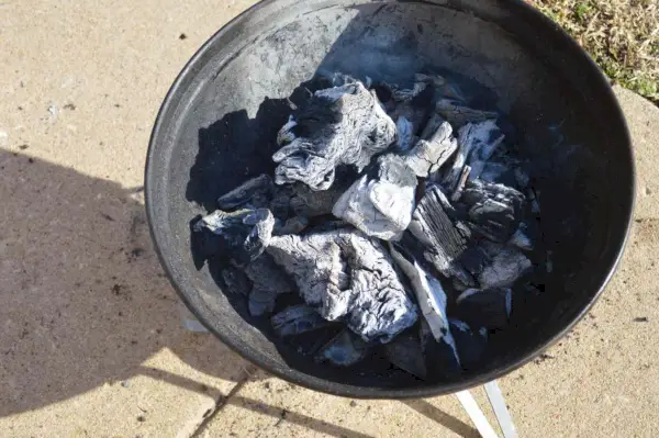Cowboy Holzkohle aus ganz natürlichem Hartholz, in einen Grill gelegt