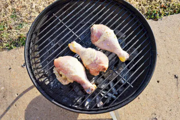 Hähnchen wird auf dem Grill mit Cowboy All Natural Hardwood Lump Charcoal gegrillt