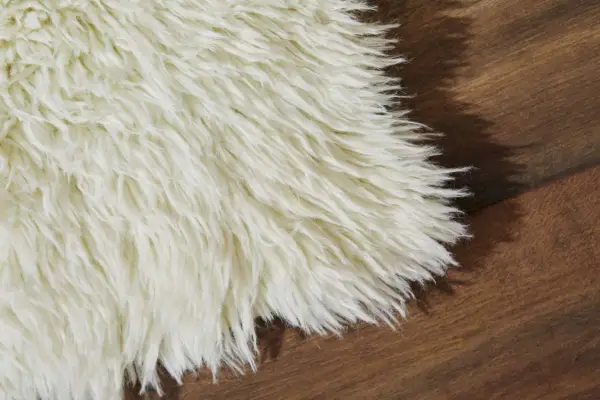 Ruggable Egret White Shag Rug の角のクローズアップ