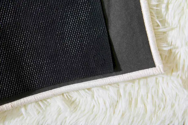 Ruggable Egret White Shag Rug の底部のクローズ アップ
