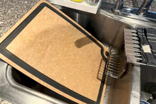 קרש חיתוך חריץ מסדרת הגורמה 17.5 x 13 אינץ' Epicurean בכיור