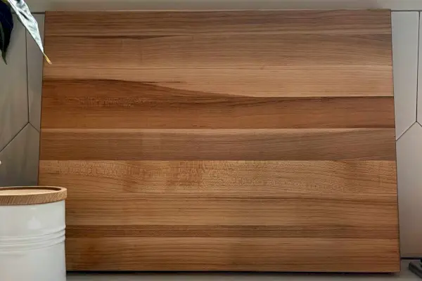 קרש חיתוך עץ של ג'ון בוס מייפל אדג' גריין (20× 15″) נשען על כיסוי אריחים