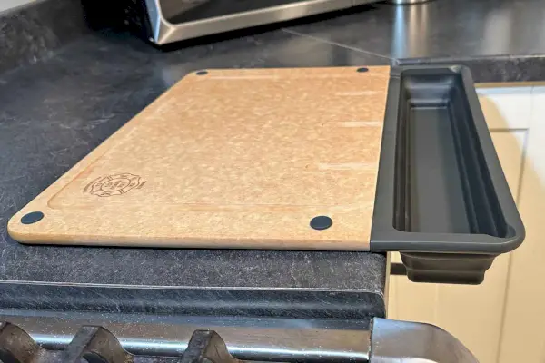 מגש ה-Cup Board Pro Cutting Tray יושב על משטח שחור