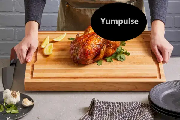 אדם מחזיק קרש חיתוך של Made In The Butcher Block