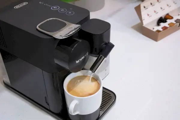 Oryginalny ekspres do kawy Nespresso Lattissima One ze spieniaczem do mleka marki De
