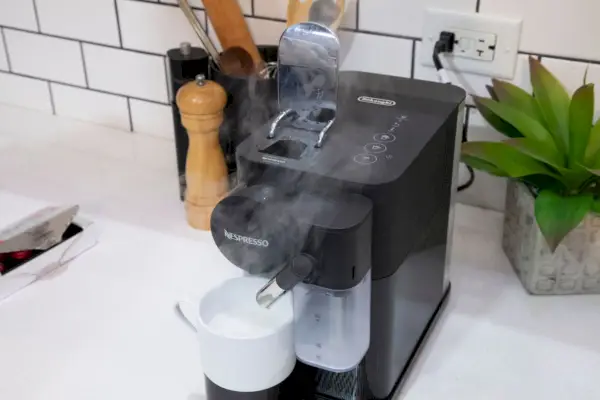 Oryginalny ekspres do kawy Nespresso Lattissima One ze spieniaczem do mleka marki De