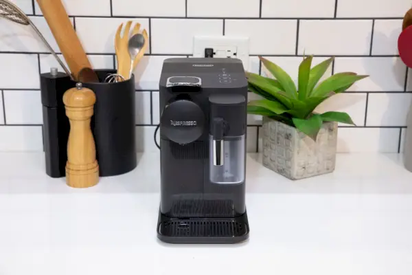 Oryginalny ekspres do kawy Nespresso Lattissima One ze spieniaczem do mleka firmy De