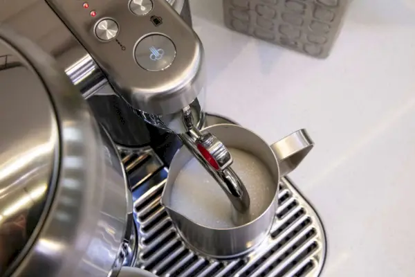 Mleko jest parowane w maszynie Breville Nespresso Vertuo Creatista BVE850BSS