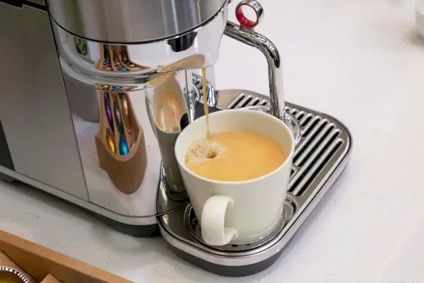 Espresso parzone jest w ekspresie Breville Nespresso Vertuo Creatista BVE850BSS