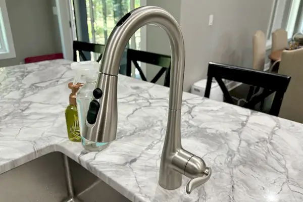 Bezdotykowy opryskiwacz wyciągany Moen 7594EVC Arbor Smart Faucet