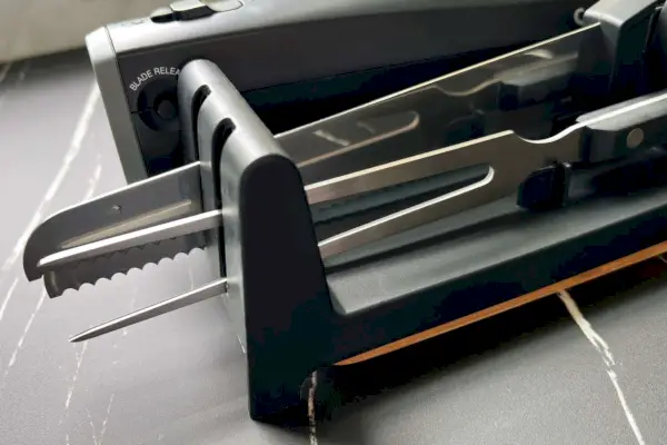 Juego de cuchillos eléctricos Cuisinart con accesorios mostrados en una encimera de cocina negra