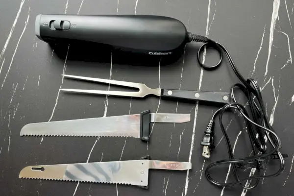 Juego de cuchillos eléctricos Cuisinart con accesorios mostrados en una encimera de cocina negra
