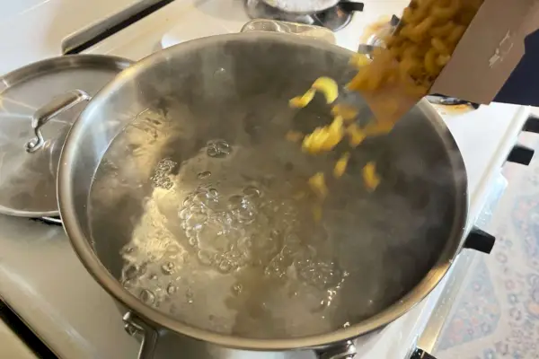 Vollverkleideter Suppentopf aus D3-Edelstahl mit 12 Quart Fassungsvermögen