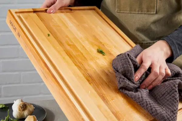 אדם מנגב Made In The Butcher Block קרש חיתוך