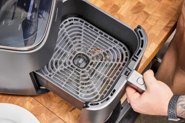 Freidora de aire digital Instant Pot Vortex Plus de 10 cuartos 7 en 1 mostrada en la encimera con un bloque de cuchillos cercano