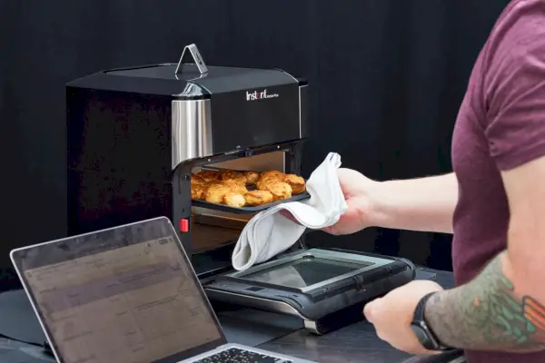 Freidora de aire Ninja DZ071 Foodi FlexBasket con MegaZone de 7 cuartos exhibida en el mostrador de la cocina