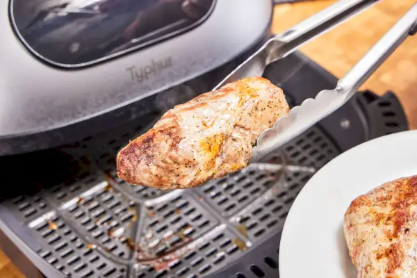Pinzas para sacar pollo cocinado en el Typhur Dome