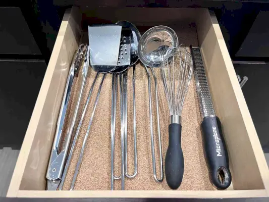 Williams-Sonoma Hold Everything Cork Drawer Liner v zásuvce s kuchyňským náčiním