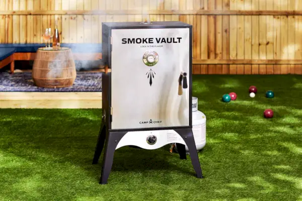 Pelouse avec fumoir à gaz vertical Camp Chef SMV24S 24 pouces