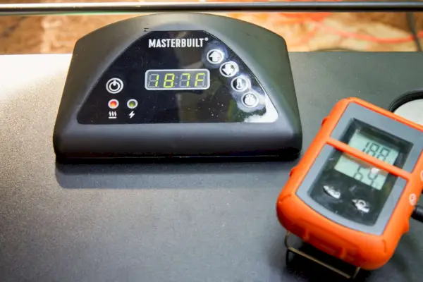 Les boutons sur le dessus du fumoir électrique numérique Masterbuilt de 40 pouces (MB20072918)