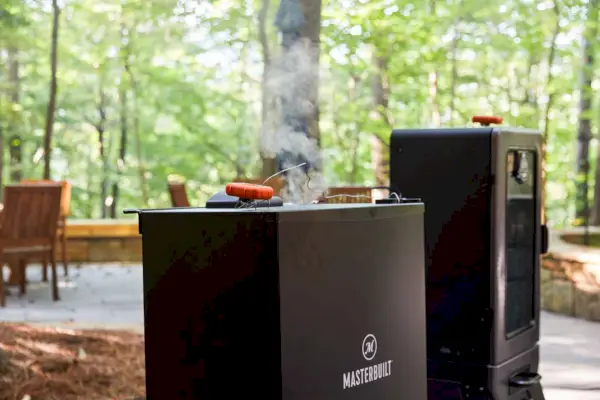Le fumoir électrique numérique Masterbuilt de 40 pouces (MB20072918) fumant de la viande