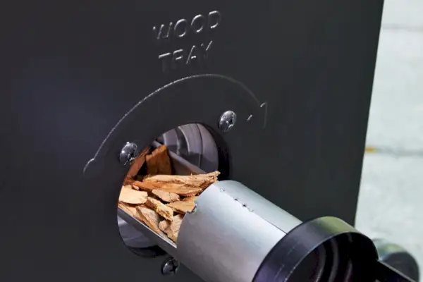 Les copeaux de bois sont placés dans le fumoir électrique numérique Masterbuilt de 40 pouces (MB20072918).