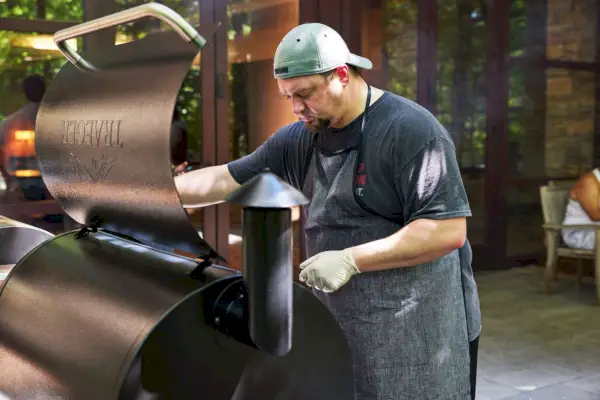 Personne testant le gril et fumoir à granulés de bois Traeger Pro Series 780