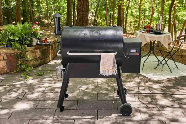 Gril et fumoir à granulés de bois Traeger Pro Series 780 affiché sur une terrasse