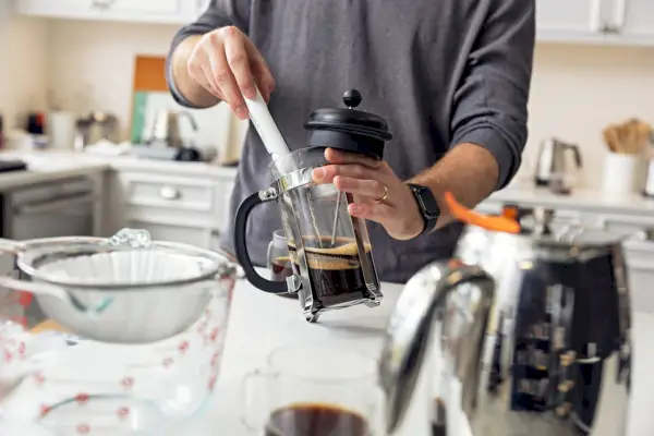 pessoa derramando água na cafeteira Bodum Caffettiera French Press