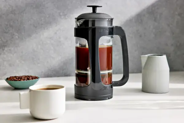 Café Espro P3 French Press exhibido con una taza y granos de café sobre una encimera blanca