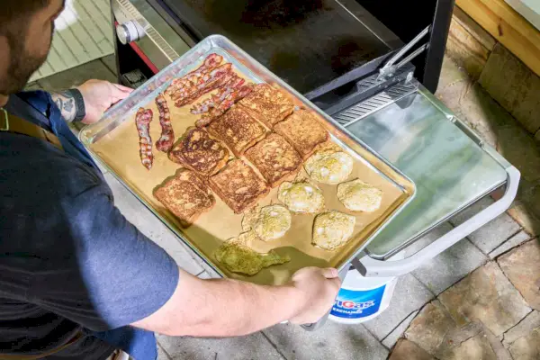 Pan, tocino y huevos cocinados en la plancha Weber Slate de 30 pulgadas