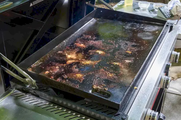 La plancha Weber Slate de 30 pulgadas después de su uso