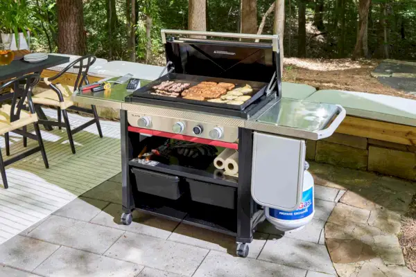 La plancha Weber Slate de 30 pulgadas prepara el desayuno al aire libre en un patio