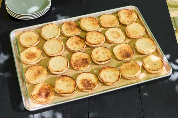 Panes de hamburguesa tostados en la plancha Weber Slate de 30 pulgadas