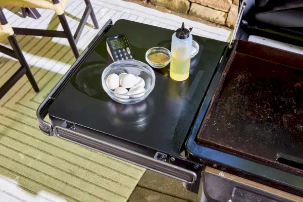 Huevos y aceite en la mesa auxiliar de la Traeger Flatrock Flat Top Grill