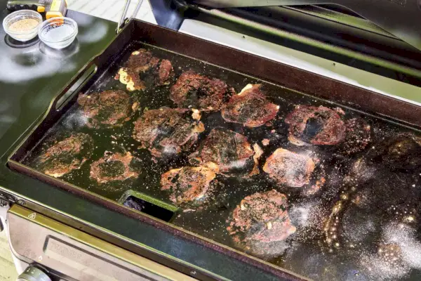 La carne se cocina en la parrilla Traeger Flatrock Flat Top Grill
