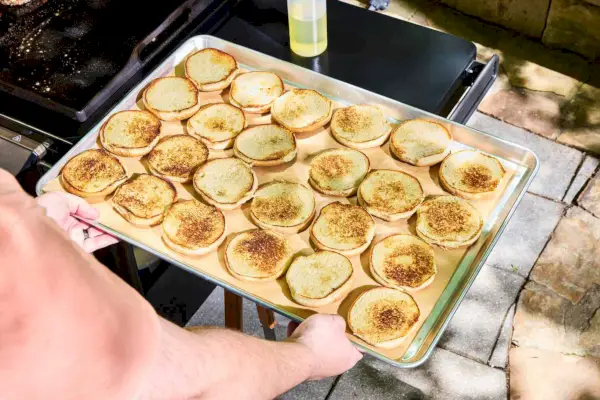 Panes de hamburguesa tostados con Traeger Flatrock Flat Top Grill