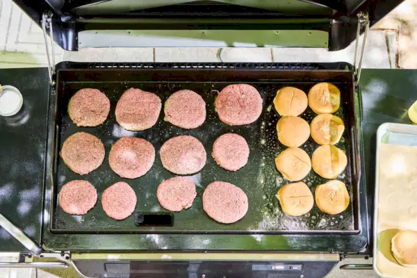 Hamburguesas y bollos se cocinan en Traeger Flatrock Flat Top Grill