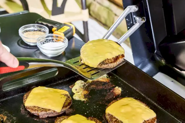 Una hamburguesa con queso cocinada en Traeger Flatrock Flat Top Grill