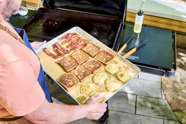 Tocino, tostadas y huevos cocinados en Traeger Flatrock Flat Top Grill